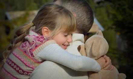 Cómo hablar con sus hijos sobre los despidos