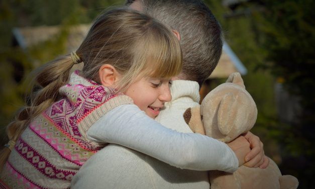 Cómo hablar con sus hijos sobre los despidos
