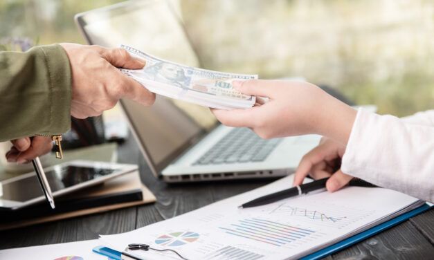 Al evaluar ofertas de trabajo, considere más que solo el salario