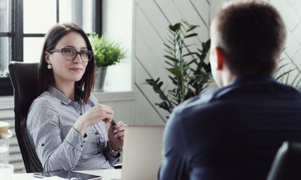Cómo responder a la pregunta “¿Por qué deberíamos contratarlo?” en una entrevista