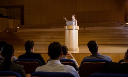 ¿Nervioso por hablar en público? Así es como puede usar notas como un profesional