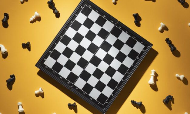 ¿Se puede distinguir una estrategia genial de un gran error?