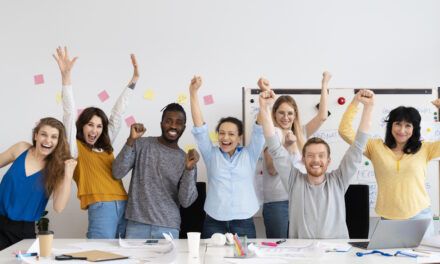 Por qué hacer más felices a sus empleados genera resultados