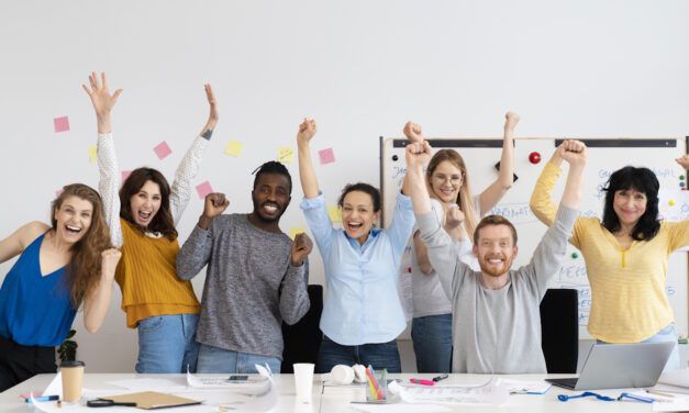 Por qué hacer más felices a sus empleados genera resultados