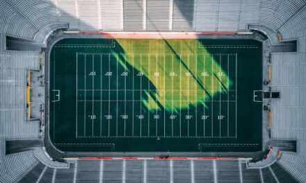 Lecciones de un pateador de la NFL que batió récords sobre cómo rendir bajo presión
